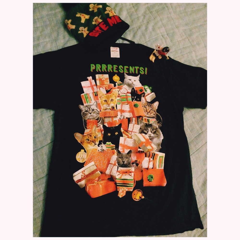 Unisex Christmas holiday cat tee